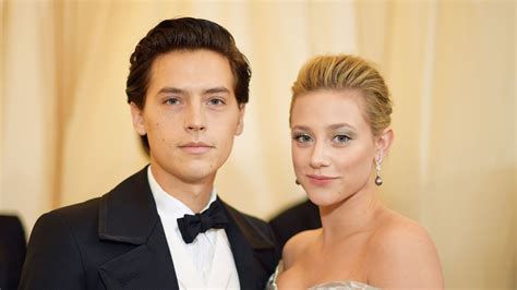 lili reinhart desnuda|Cole Sprouse Shares a Stunning Topless Photo of Lili。